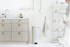 Brabantia Pedaalemmer Newlcon 30 Liter White -Brabantia 111785 114748 Pedal Bin New Icon 30L White Mood 02 5760x3840px 6 NR 2774
