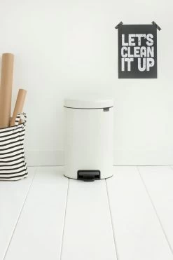 Brabantia Pedaalemmer Newlcon 12 Liter White -Brabantia 111969 113864 Pedal Bin New Icon 12L White Mood 01 3840x5760px 6 NR 2810
