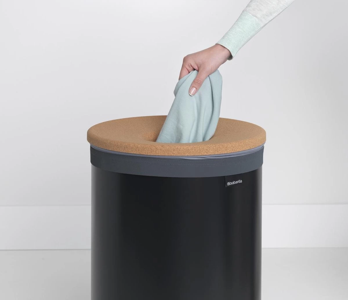 Brabantia Wasmand Met Deksel - 60 L - Matt Black / Kurken Deksel 9 Brabantia Wasmand Met Deksel - 60 L - Matt Black / Kurken Deksel - Afbeelding 7