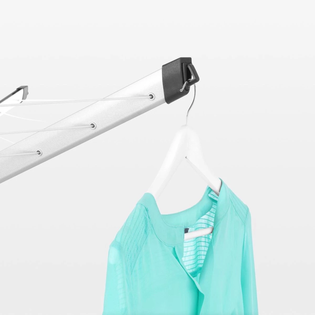 Brabantia Lift-O-Matic Advance Droogmolen Met Grondanker, Beschermhoes En Wasknijpertasje - 50 M - Metallic Grey 4 Brabantia Lift-O-Matic Advance Droogmolen Met Grondanker, Beschermhoes En Wasknijpertasje - 50 M - Metallic Grey - Afbeelding 2