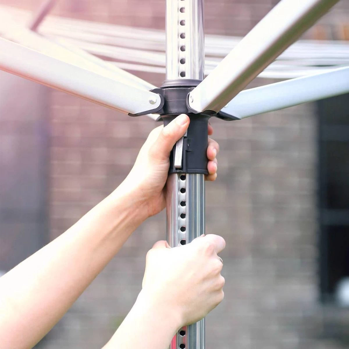 Brabantia Lift-O-Matic Droogmolen Met Grondanker - 50 M - Metallic Grey 7 Brabantia Lift-O-Matic Droogmolen Met Grondanker - 50 M - Metallic Grey - Afbeelding 5