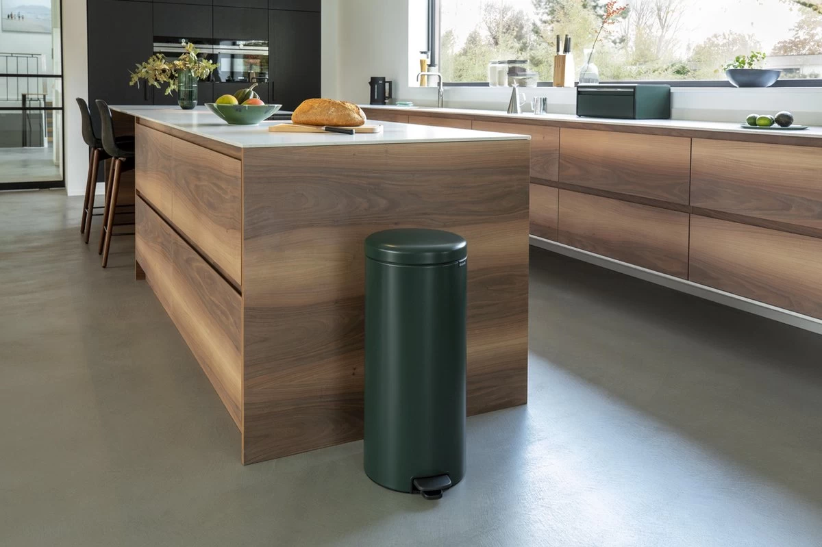 Brabantia NewIcon Prullenbak - 30 L - Pine Green 3 Brabantia NewIcon Prullenbak - 30 L - Pine Green - Afbeelding 2