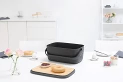 Brabantia Nic Broodtrommel - Met Bamboe Deksel - Dark Grey -Brabantia 1200x799 91