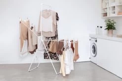 Brabantia HangOn Droogrek Inklapbaar - 25 Meter - Met Stang - White 25 Brabantia HangOn Droogrek Inklapbaar - 25 Meter - Met Stang - White -Brabantia 1200x800 105