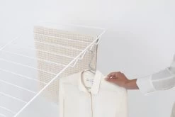 Brabantia HangOn Droogrek Inklapbaar - 25 Meter - Met Stang - White 34 Brabantia HangOn Droogrek Inklapbaar - 25 Meter - Met Stang - White -Brabantia 1200x800 108