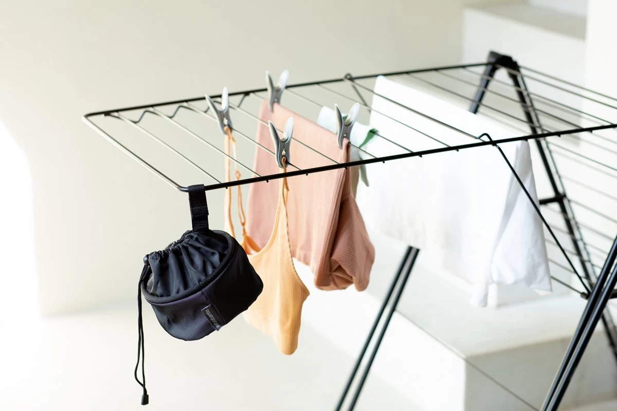 Brabantia HangOn Droogrek Inklapbaar - 25 Meter - Met Wasknijpertasje - Matt Black 7 Brabantia HangOn Droogrek Inklapbaar - 25 Meter - Met Wasknijpertasje - Matt Black - Afbeelding 5