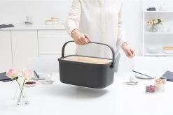 Brabantia Nic Broodtrommel - Met Bamboe Deksel - Dark Grey -Brabantia 1200x800 142