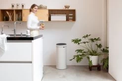 Brabantia Touch Bin Prullenbak - 30 L - Soft Beige -Brabantia 1200x800 49