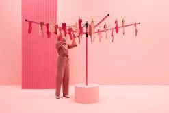 Brabantia Lift-O-Matic Droogmolen Met Metalen Grondanker, Beschermhoes, Wasknijpertasje En Wasknijpers - 50 M - Spring Pink -Brabantia 1200x800 93