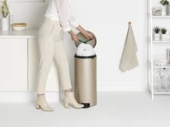 Brabantia NewIcon Prullenbak - 30 L - Metallic Gold -Brabantia 1200x899 16