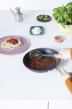 Brabantia Tasty+ Opscheplepel Plus Schraper - Grape Red -Brabantia 799x1200 10