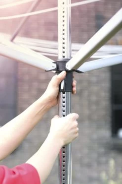 Brabantia Lift-O-Matic Droogmolen - Met Metalen Grondanker, Beschermhoes, Wasknijpertasje En Wasknijpers - 40 M - Metallic Grey 23 Brabantia Lift-O-Matic Droogmolen - Met Metalen Grondanker, Beschermhoes, Wasknijpertasje En Wasknijpers - 40 M - Metallic Grey -Brabantia 799x1200 97