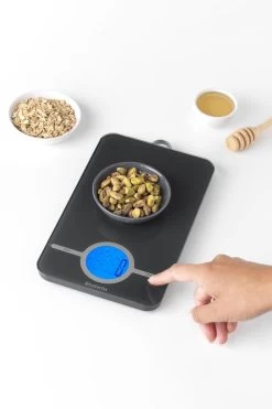 Brabantia Tasty+ Keukenweegschaal Digitaal - Op Batterijen - Dark Grey -Brabantia 800x1200 1