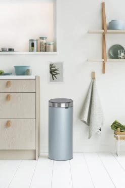 Brabantia Touch Bin Prullenbak - 30 L - Metallic Mint / Matt Steel Fingerprint Proof Deksel -Brabantia 800x1200 12