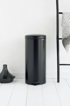 Brabantia Pedaalemmer Newlcon 30 Liter Matt Black -Brabantia 9b57316fb9bdcf038c9600bc17a24e26