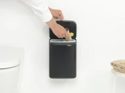 Brabantia Bo Touch Bin 4 Liter Met Kunststof Binnenemmer Matt Black -Brabantia Bo Waste Bin 4L Matt Black 8710755222481 Brabantia 300dpi 3912x2934px 6 NR 30295