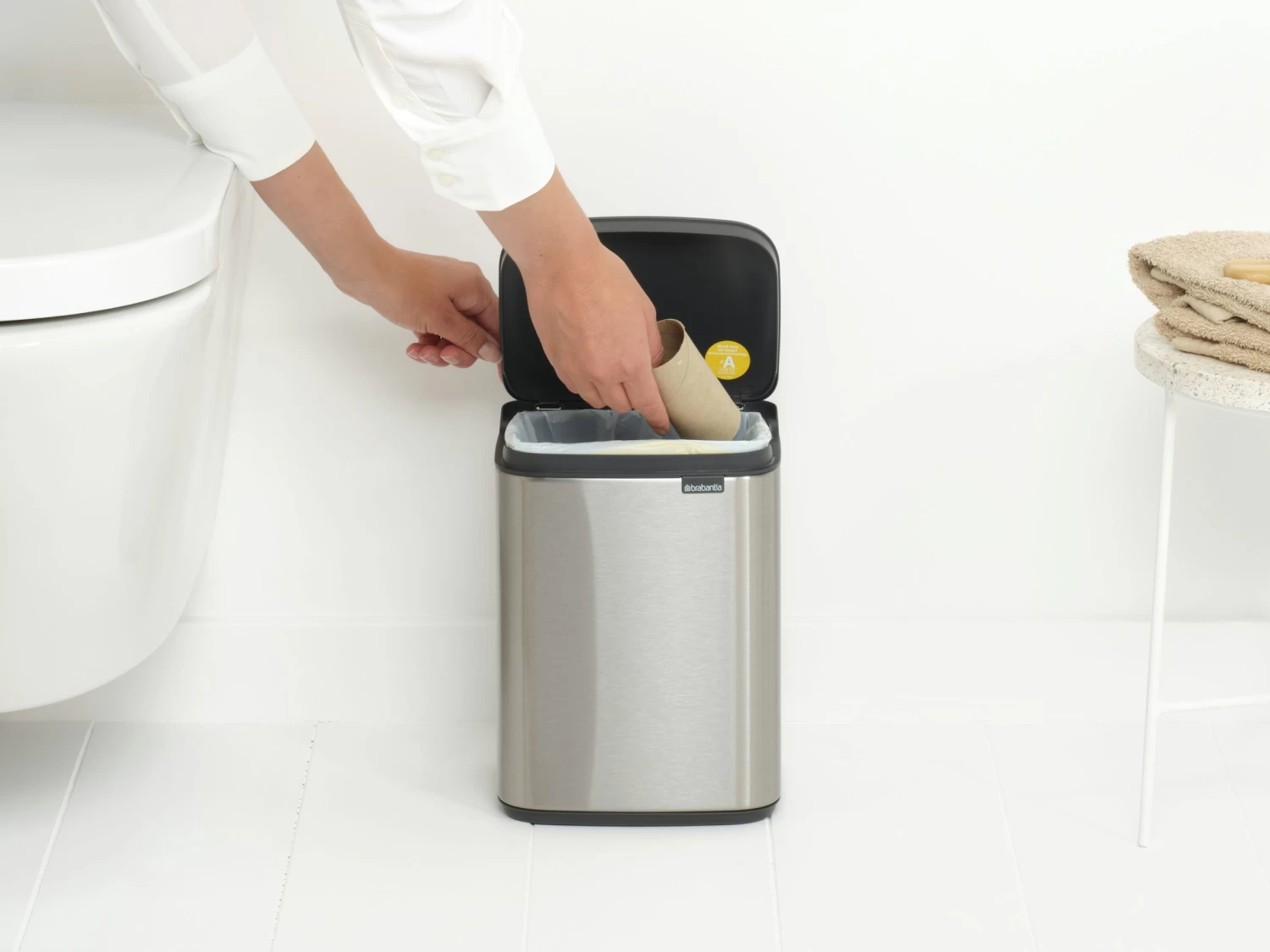 Brabantia Bo Touch Bin 4 Liter Met Kunststof Binnenemmer Matt Steel Fpp 11 Brabantia Bo Touch Bin 4 Liter Met Kunststof Binnenemmer Matt Steel Fpp - Afbeelding 9