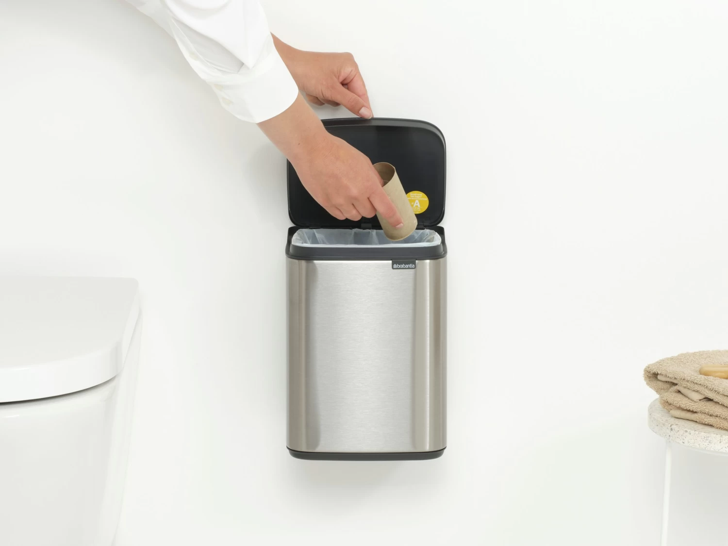 Brabantia Bo Touch Bin 4 Liter Met Kunststof Binnenemmer Matt Steel Fpp 10 Brabantia Bo Touch Bin 4 Liter Met Kunststof Binnenemmer Matt Steel Fpp - Afbeelding 8