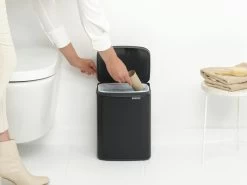 Brabantia Bo Touch Bin 7 Liter Met Kunststof Binnenemmer Matt Black 21 Brabantia Bo Touch Bin 7 Liter Met Kunststof Binnenemmer Matt Black -Brabantia Bo Waste Bin 7L Matt Black 8710755222900 Brabantia 300dpi 4810x3608px 6 NR 30330