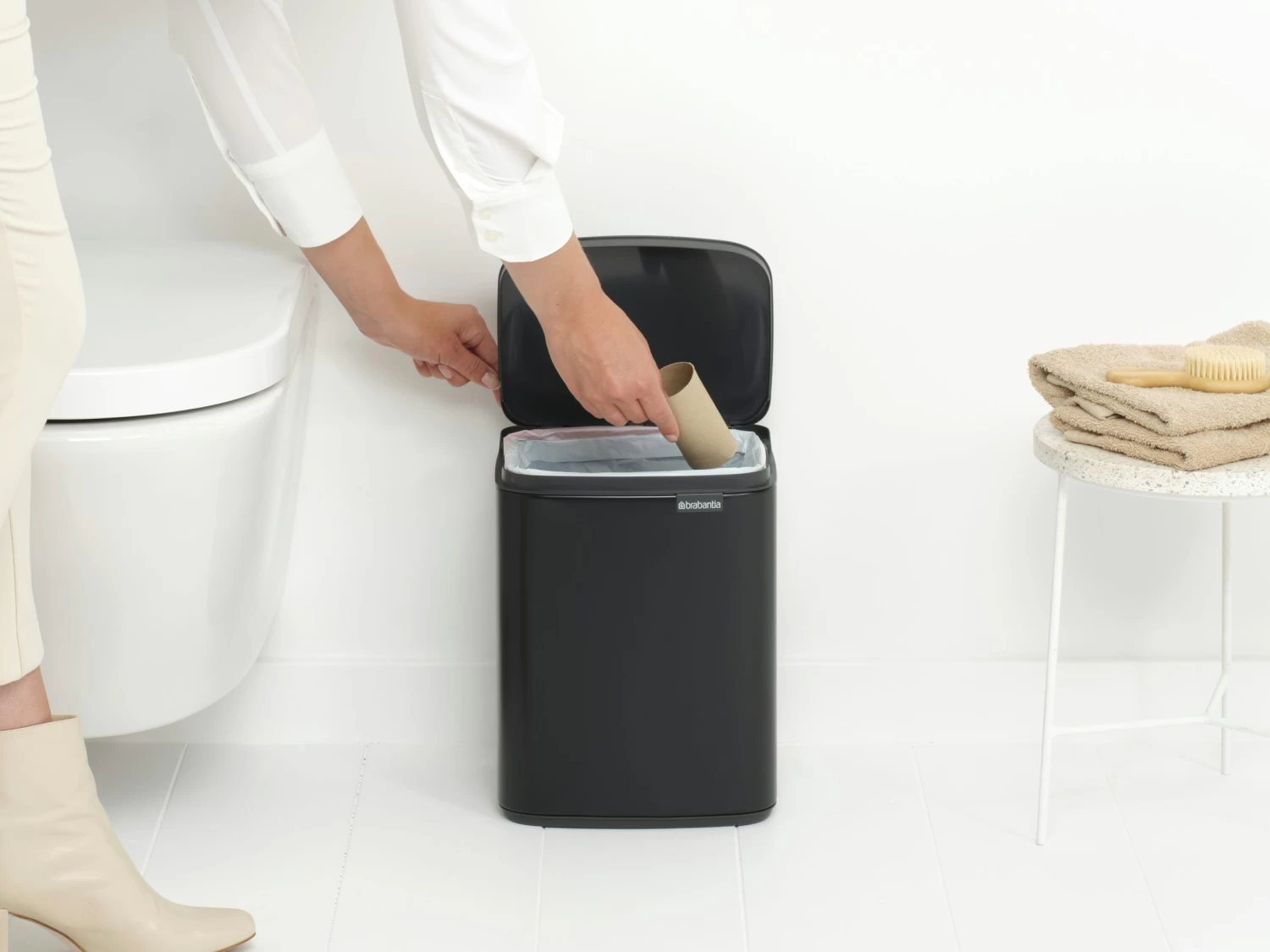 Brabantia Bo Touch Bin 7 Liter Met Kunststof Binnenemmer Matt Black 11 Brabantia Bo Touch Bin 7 Liter Met Kunststof Binnenemmer Matt Black - Afbeelding 9