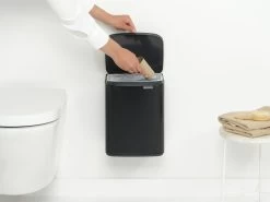 Brabantia Bo Touch Bin 7 Liter Met Kunststof Binnenemmer Matt Black 20 Brabantia Bo Touch Bin 7 Liter Met Kunststof Binnenemmer Matt Black -Brabantia Bo Waste Bin 7L Matt Black 8710755222900 Brabantia 300dpi 4810x3608px 6 NR 30331