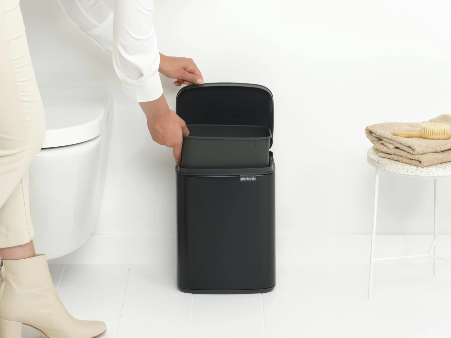 Brabantia Bo Touch Bin 7 Liter Met Kunststof Binnenemmer Matt Black 9 Brabantia Bo Touch Bin 7 Liter Met Kunststof Binnenemmer Matt Black - Afbeelding 7
