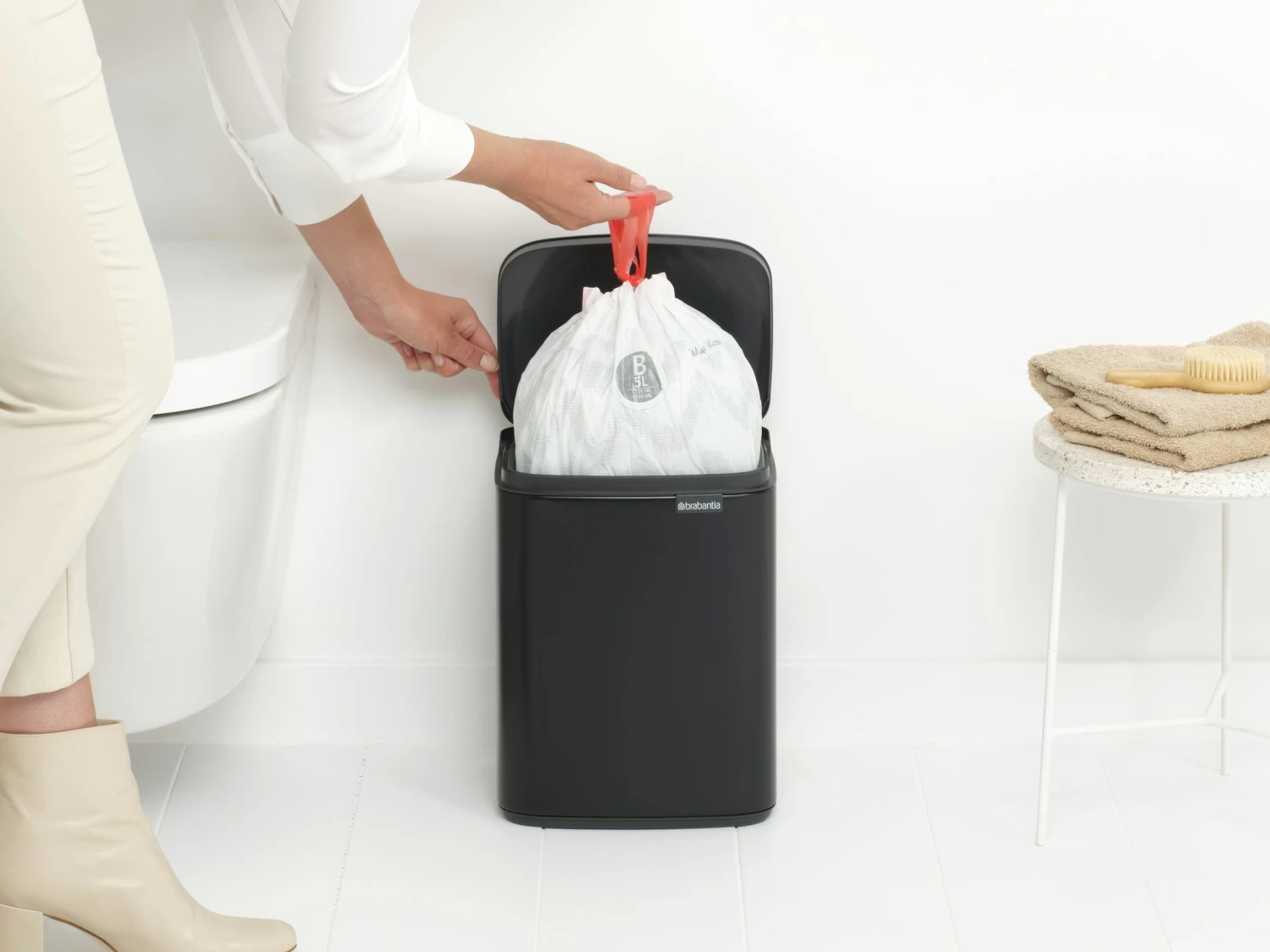 Brabantia Bo Touch Bin 7 Liter Met Kunststof Binnenemmer Matt Black 7 Brabantia Bo Touch Bin 7 Liter Met Kunststof Binnenemmer Matt Black - Afbeelding 5