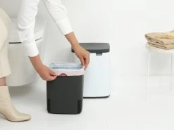 Brabantia Bo Touch Bin 7 Liter Met Kunststof Binnenemmer White 17 Brabantia Bo Touch Bin 7 Liter Met Kunststof Binnenemmer White -Brabantia Bo Waste Bin 7L White 8710755222368 Brabantia 300dpi 4810x3608px 6 NR 30288