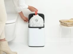 Brabantia Bo Touch Bin 7 Liter Met Kunststof Binnenemmer White 16 Brabantia Bo Touch Bin 7 Liter Met Kunststof Binnenemmer White -Brabantia Bo Waste Bin 7L White 8710755222368 Brabantia 300dpi 4810x3608px 6 NR 30289