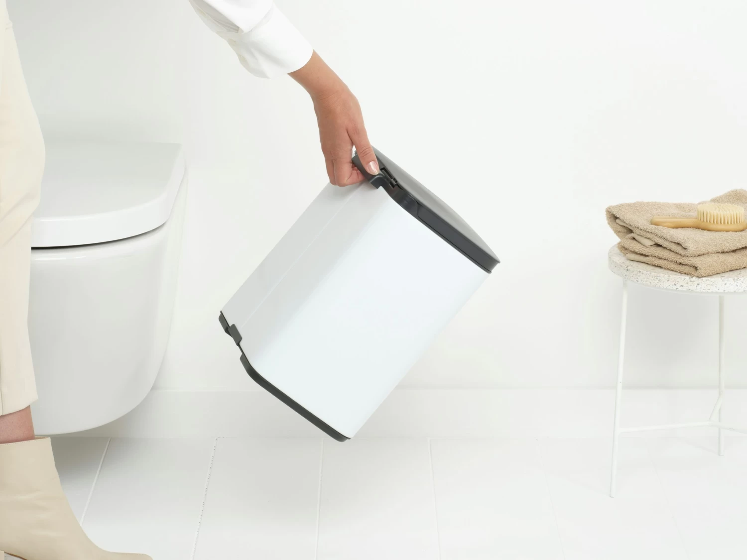 Brabantia Bo Touch Bin 7 Liter Met Kunststof Binnenemmer White 6 Brabantia Bo Touch Bin 7 Liter Met Kunststof Binnenemmer White - Afbeelding 4