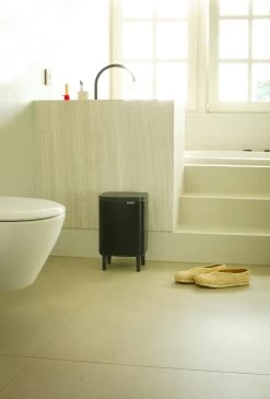 Brabantia Bo Hi Afvalemmer 7 Liter Matt Black -Brabantia Bo Waste Bin Hi 7L Matt Black 8710755227141 Brabantia 300dpi 4480x6624px 6 NR 30528