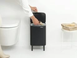 Brabantia Bo Hi Afvalemmer 7 Liter Matt Black -Brabantia Bo Waste Bin Hi 7L Matt Black 8710755227141 Brabantia 300dpi 5180x3885px 6 NR 30424