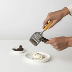 Brabantia Tasty+ Kaasschaaf Plus Kaasrasp Honey Yellow 8 Brabantia Tasty+ Kaasschaaf Plus Kaasrasp Honey Yellow -Brabantia Cheese Slicer plus Grater TASTY Honey Yellow 8710755122965 Brabantia 300dpi 4480x4480px 6 NR 15348
