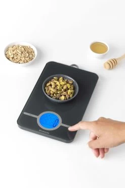 Brabantia Keukenweegschaal Digitaal Tasty+ Dark Grey 6 Brabantia Keukenweegschaal Digitaal Tasty+ Dark Grey -Brabantia Digital Kitchen Scales TASTY Dark Grey 8710755122644 Brabantia 300dpi 3616x5425px 6 NR 15689