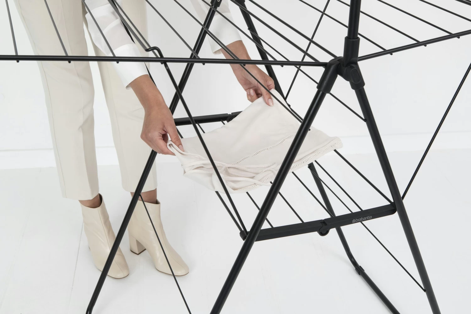 Brabantia HangOn Droogrek 25 Meter Met Stang Matt Black 4 Brabantia HangOn Droogrek 25 Meter Met Stang Matt Black - Afbeelding 2