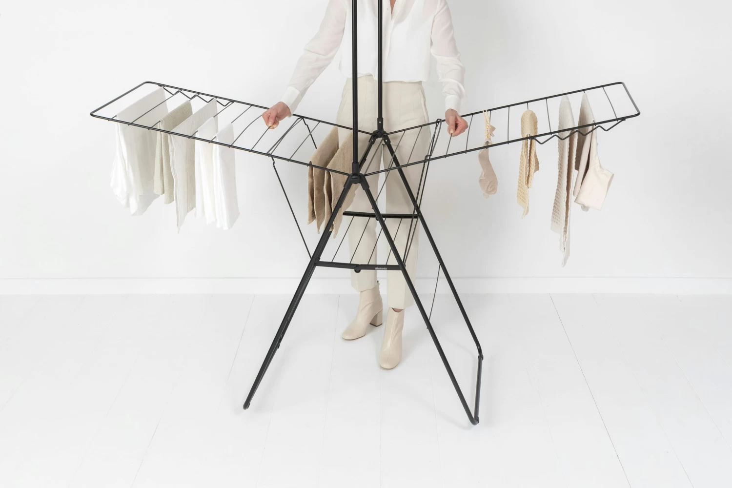 Brabantia HangOn Droogrek 25 Meter Met Stang Matt Black 5 Brabantia HangOn Droogrek 25 Meter Met Stang Matt Black - Afbeelding 3