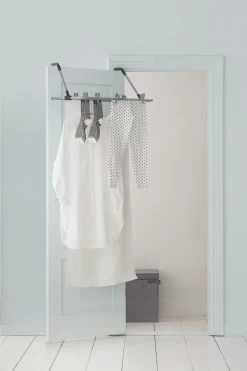 Brabantia Droogrek Hangend 4,5 Meter Metallic Grey OP=OP 9 Brabantia Droogrek Hangend 4,5 Meter Metallic Grey OP=OP -Brabantia Hanging Drying Rack 4.5m Metallic Grey 8710755105241 Brabantia 3840x5760px 6 NR 2281