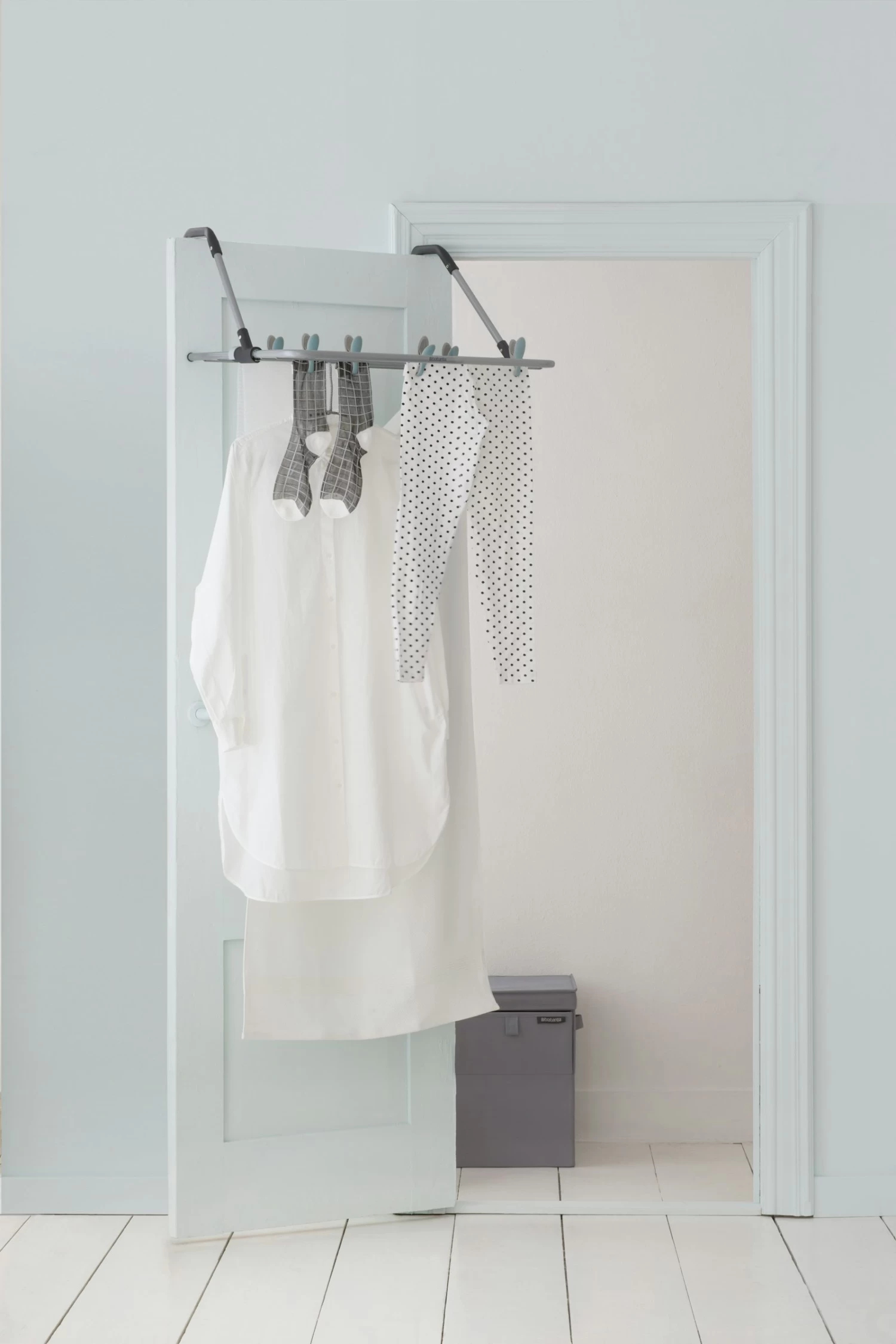 Brabantia Droogrek Hangend 4,5 Meter Metallic Grey OP=OP 6 Brabantia Droogrek Hangend 4,5 Meter Metallic Grey OP=OP - Afbeelding 4