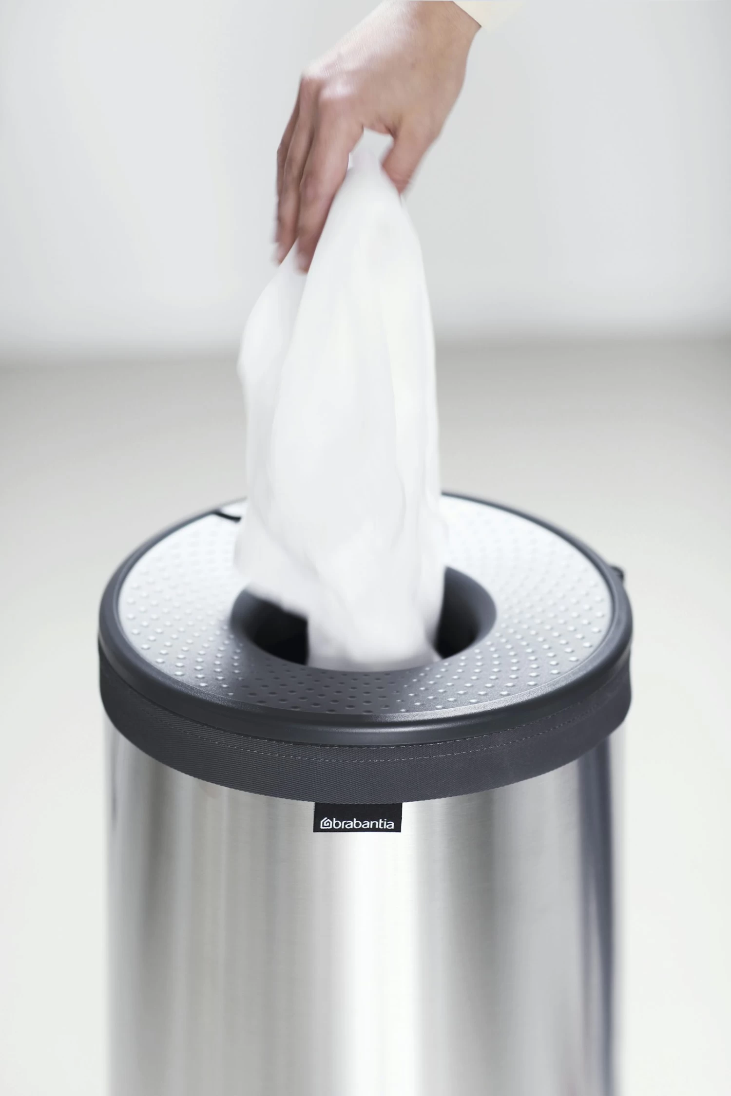 Brabantia Wasbox 35 Liter Met Kunststof Deksel Matt Steel / Dark Grey 7 Brabantia Wasbox 35 Liter Met Kunststof Deksel Matt Steel / Dark Grey - Afbeelding 5