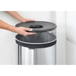 Brabantia Wasbox 60 Liter Met Kunststof Deksel Mat 18 Brabantia Wasbox 60 Liter Met Kunststof Deksel Mat -Brabantia Laundry Bin 60L Plastic Lid Matt Steel 8710755105166 Brabantia 1000x1000px 7 NR 3466