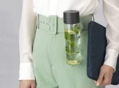 Brabantia Make & Take Waterfles Met Zeef 0,5 Liter Dark Grey 15 Brabantia Make & Take Waterfles Met Zeef 0,5 Liter Dark Grey -Brabantia Make Take Water Bottle with Strainer Dark Grey 8710755148842 Brabantia 300dpi 3876x2852px 6 NR 28398