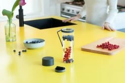 Brabantia Make & Take Waterfles Met Zeef 0,5 Liter Dark Grey 17 Brabantia Make & Take Waterfles Met Zeef 0,5 Liter Dark Grey -Brabantia Make Take Water Bottle with Strainer Dark Grey 8710755148842 Brabantia 300dpi 6720x4480px 6 NR 28826