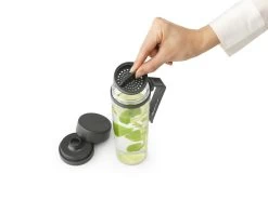 Brabantia Make & Take Waterfles Met Zeef 0,5 Liter Dark Grey 14 Brabantia Make & Take Waterfles Met Zeef 0,5 Liter Dark Grey -Brabantia Make Take Water Bottle with Strainer Dark Grey 8710755148842 Brabantia 300dpi 7600x5700px 6 NR 28397