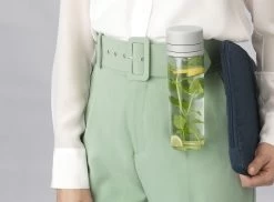 Brabantia Make & Take Waterfles Met Zeef 0,5 Liter Light Grey -Brabantia Make Take Water Bottle with Strainer Light Grey 8710755202421 Brabantia 300dpi 3876x2852px 6 NR 28404