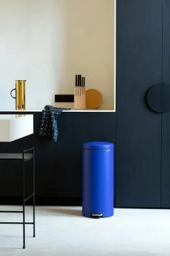 Brabantia Pedaalemmer Newlcon 30 Liter Mineral Powerful Blue -Brabantia NewIcon Pedal Bin 30L Mineral Powerful Blue 8710755207945 Brabantia 96dpi 4480x6720px 6 NR 26569