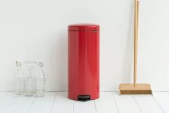 Brabantia Pedaalemmer Newlcon 30 Liter Passion Red -Brabantia NewIcon Pedal Bin 30L Passion Red 8710755111808 Brabantia 5760x3840px 6 NR 2776