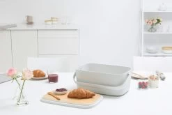Brabantia Broodtrommel Nic Light Grey OP=OP -Brabantia Nic Bread Bin Light Grey 8710755128288 Brabantia 300dpi 6720x4480px 6 NR 17400