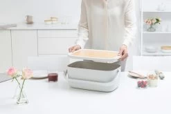 Brabantia Broodtrommel Nic Light Grey OP=OP -Brabantia Nic Bread Bin Light Grey 8710755128288 Brabantia 300dpi 6720x4480px 6 NR 17401