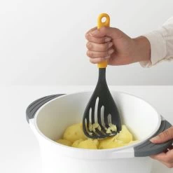 Brabantia Tasty+ Pureestamper Plus Lepel Honey Yellow -Brabantia Potato Masher plus Spoon TASTY Honey Yellow 8710755122866 Brabantia 300dpi 5009x5009px 6 NR 15320