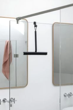 Brabantia Douchewisser Dark Grey -Brabantia ReNew Shower Squeegee Dark Grey 8710755280160 Brabantia 300dpi 4480x6720px 6 NR 19416